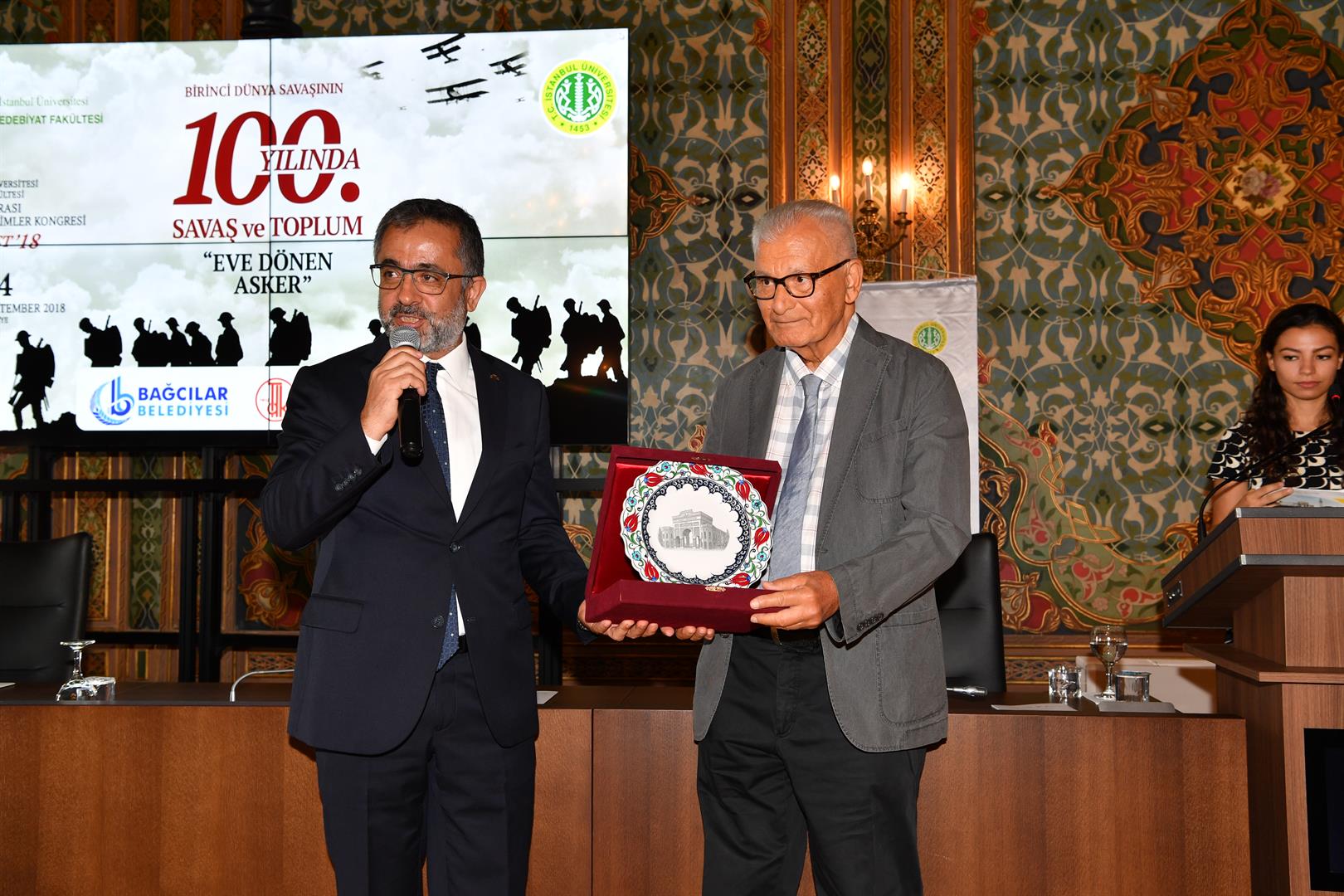 Prof. Dr. Yılmaz Özakpınar'a plaketinin takdim edilmesi